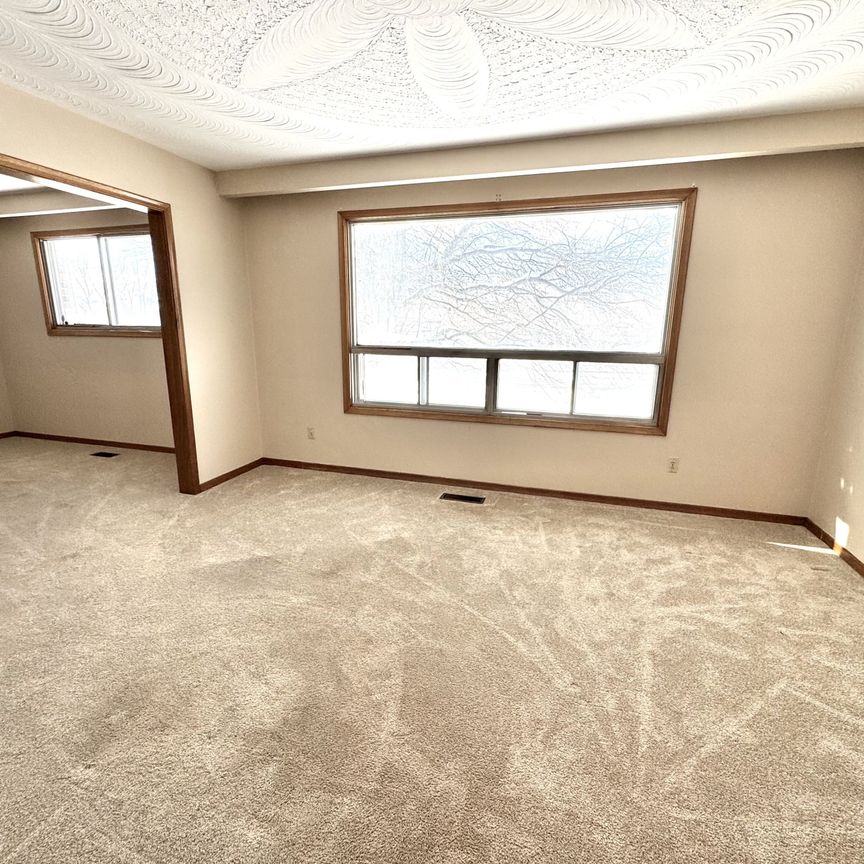 For Lease - 915 Taunton Road, Whitby, Ontario - Photo 1