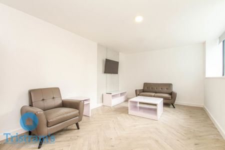 5 bed Apartment for Rent - Photo 3