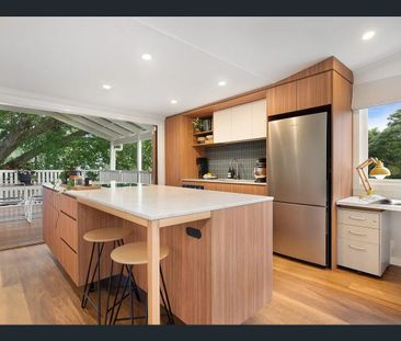 Your own private treehouse in an ultra-convenient location - Photo 4