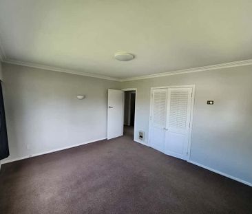 Large 3BR family home + Pool! - Photo 2