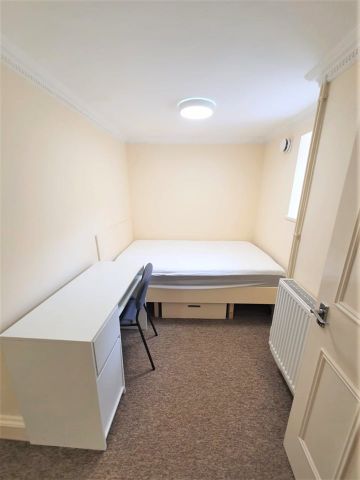 3 Bed Flat, Cotham, BS6 - Photo 3