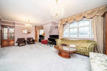4 bedroom flat to rent - Photo 2