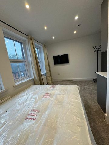Studio Flat, Wandsworth High St, SW18 - Photo 2