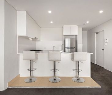 Sunlit Three-Bedroom Apartment with City Views & Convenience - Photo 4