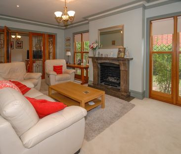 Stunning 4-Bedroom Property! - Photo 5