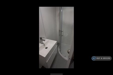1 bedroom in a flat share to rent - Photo 5