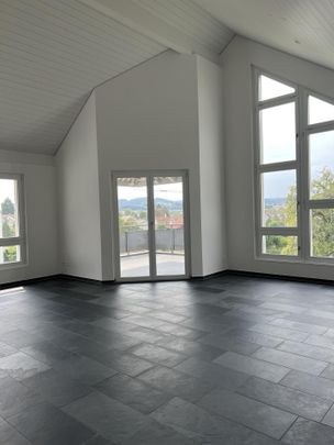 Zentral gelegene 4 1/2 Zimmer Dachwohnung mit wunderschönem Ausblick - Photo 1