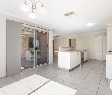 SPACIOUS FAMILY HOME IN A QUIET COURT LOCATION! - Photo 5