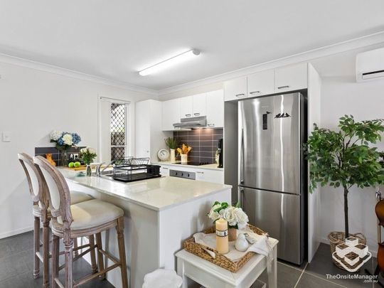 3 Bedroom townhouse- available now!! - Photo 1