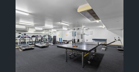 Bright & Spacious 2-Bed Melbourne CBD Apartment — Free Tram Zone, Near RMIT & Uni - Photo 3