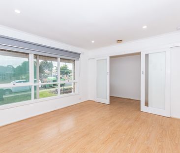 38 South Gateway, Avondale Heights VIC 3034 - House For Rent | Domain - Photo 3