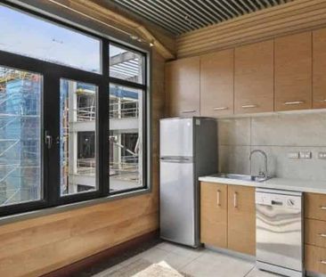 Very central Fully Furnished three bedroom - Photo 3