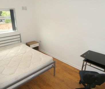 4 bedroom semi-detached house to rent - Photo 2