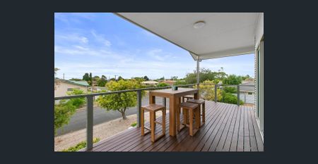 Beautifully presented, semi-furnished, coastal home - Photo 4