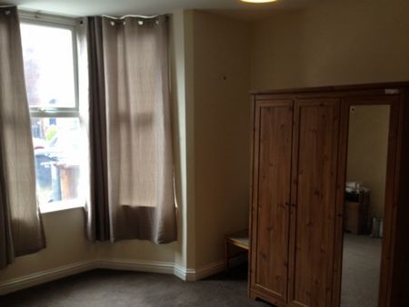 Amazing 5 Bedroom Student House - Photo 3