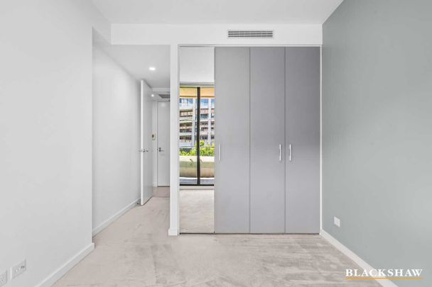 Sophisticated, sunlit living - Photo 1