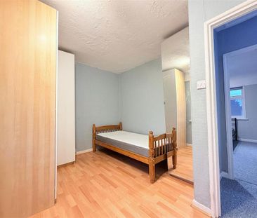 2 bedroom end of terrace house to rent - Photo 3