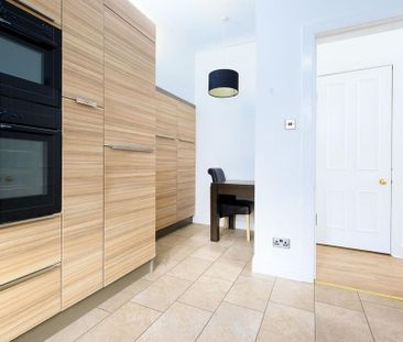 3 bedroom flat to rent - Photo 5