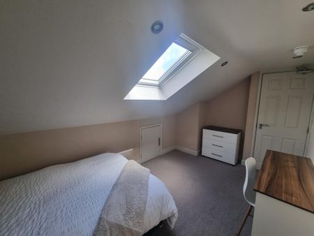 1 bedroom in a house share to rent - Photo 2