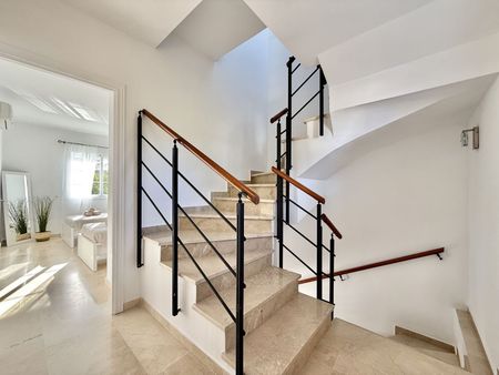 Townhouse in Nueva Andalucía - Photo 4