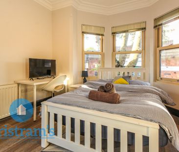 References Pending - 7 bed Detached House - Photo 2