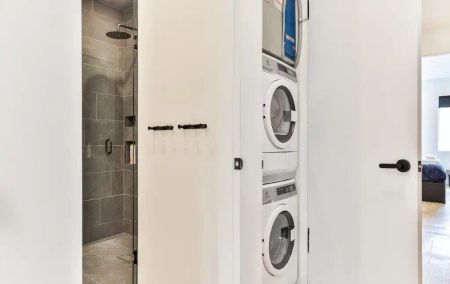 Toronto Furnished Townhouse for Rent in Queen West - Gorgeous 2 Bed, 1 Bath with Private Patio and Impressive Design - Photo 5