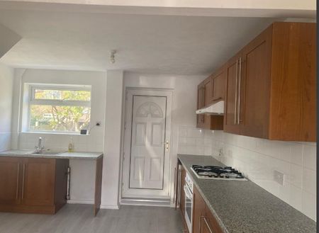 2 bedroom end of terrace house to rent - Photo 2