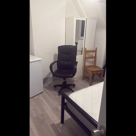 Room in a Shared House, Verdant Lane, SE6 - Photo 3