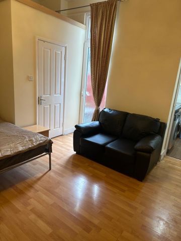 1 Bed Flat, Emanuel Avenue, W3 - Photo 2