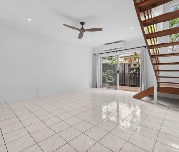 Stunning Freshwater townhouse, prime location & secure complex - Photo 1