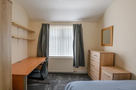 4 Bed Semi-Detached House, Colgate Crescent, M14 - Photo 4