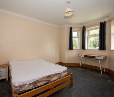 Student house on Redhill drive - Photo 6