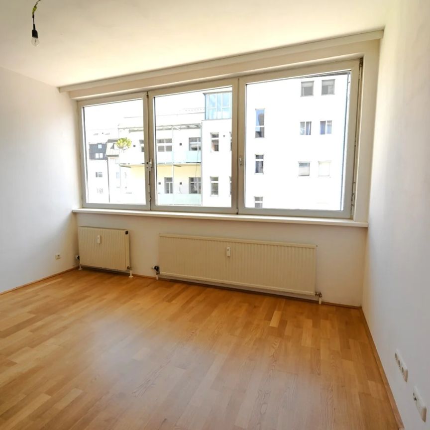 Wohnen im Zentrum – großzügig geschnittene 2-Zimmer-Wohnung Nähe Landstraße - Photo 1