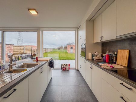 Prachtige nieuwbouwwoning met 3 slaapkamers, carport en tuin met tuinberging. - Foto 3