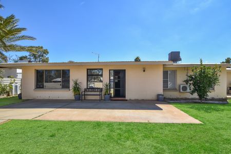 Large Four Bedroom, Two Bathroom Family Home! - Photo 5