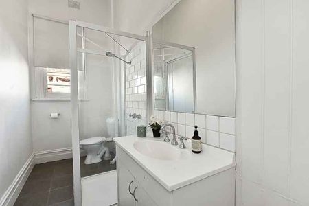 Room 4 (Non Ensuite) - Photo 2