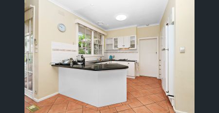 CHARMING FAMILY HOME WITH POOL! - Photo 5