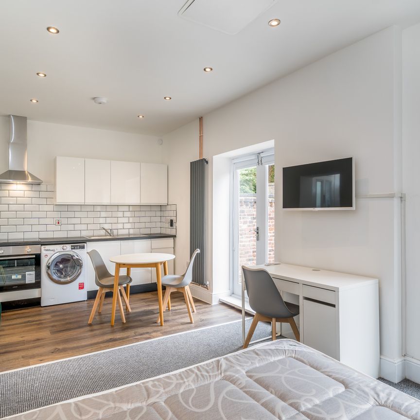 Flat 1A, 16 Clarendon Road, LS2 9NN, Leeds - Photo 1