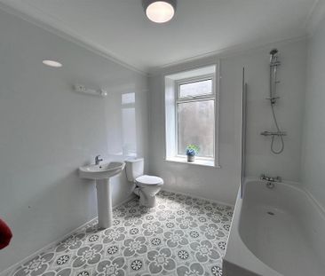 2 bedroom end of terrace house to rent - Photo 3