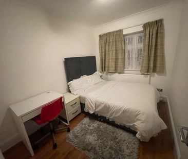 Room in a Shared House, Holland Park Avenue, IG3 - Photo 2