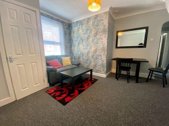 2 Bed Flat, Erleigh Road, RG1 - Photo 1