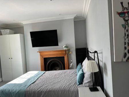 Room 1: Flat 4, 30 Stoke Road, Guildford, GU1 4HR - Photo 5