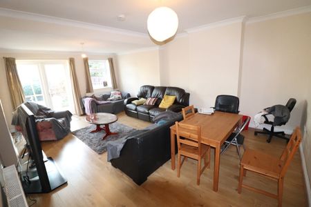 8 Bed Detached House, Ripstone Gardens, SO17 - Photo 2