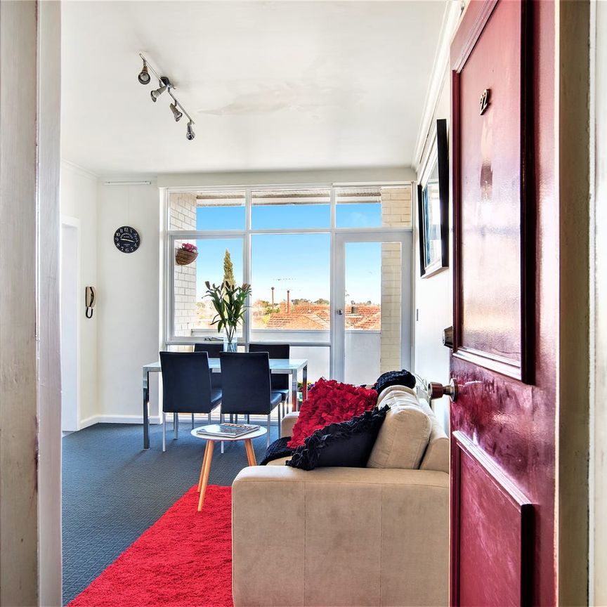 Cosy Apartment With Top Floor Views! - Photo 1