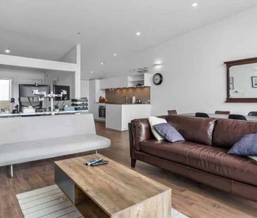 Harbour Views & City Vibes! - Photo 2