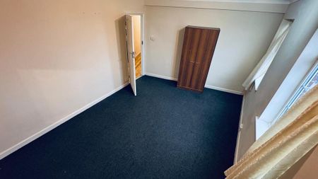 3 bedroom flat to rent - Photo 5