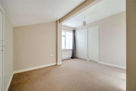 Five-bedroom family home in Netley Abbey. - Photo 5