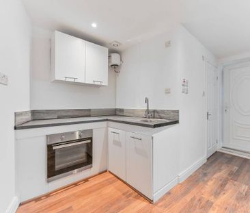 End of terrace house to rent - Photo 3