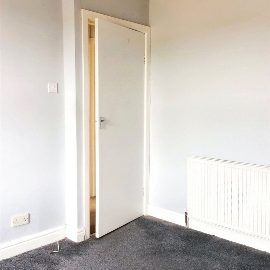 School Street, Moldgreen, Huddersfield, HD5 - Photo 1