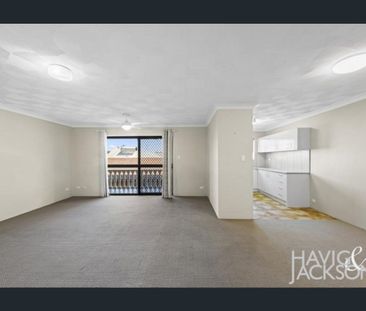SPACIOUS LIVING IN CONVENIENT CLAYFIELD LOCATION - Photo 2